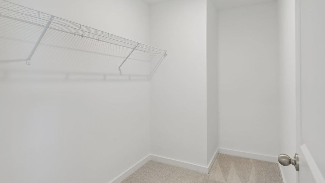 Closet with ventilated shelf