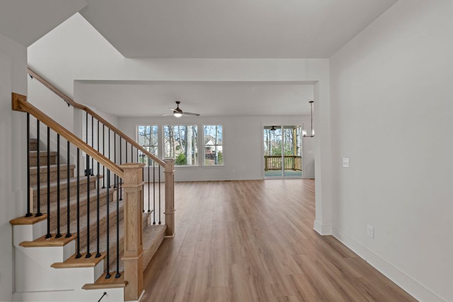 Spacious, unfurnished interior of a new home in Cambria, White House (Image 7).