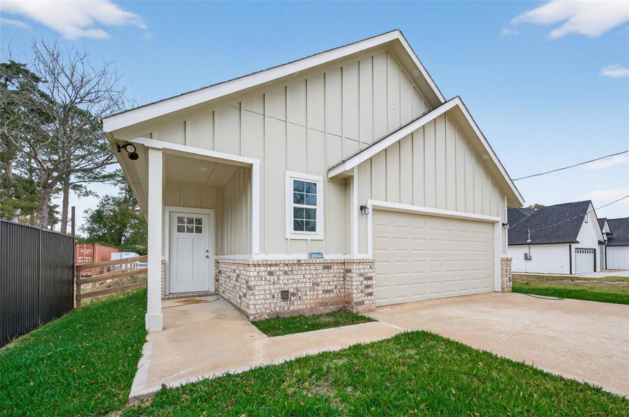 Exterior details and patio area of a home in , Hempstead (Image 4).