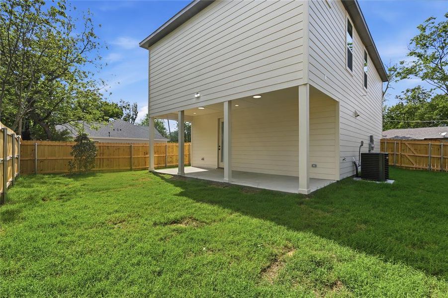 Exterior details and patio area of a home in , Dallas (Image 3).