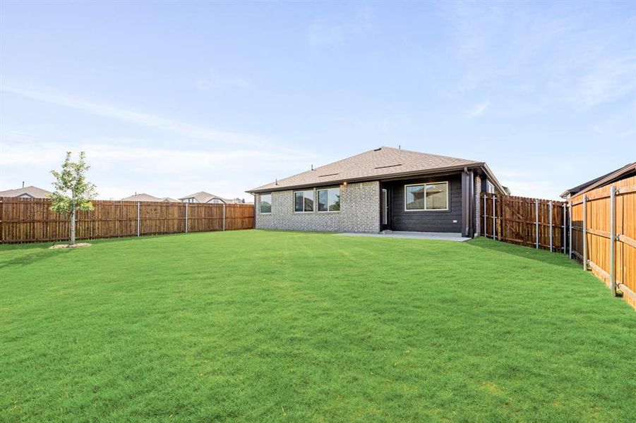 Exterior details and patio area of a home in Bear Creek Elements, Lavon (Image 27).