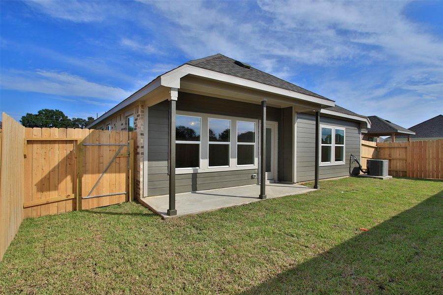 Front exterior of a new home in Ellis Cove, Seabrook, TX, highlighting curb appeal (Image 20). Front exterior of a new home in Ellis Cove, Seabrook, TX, highlighting curb appeal (Image 20).