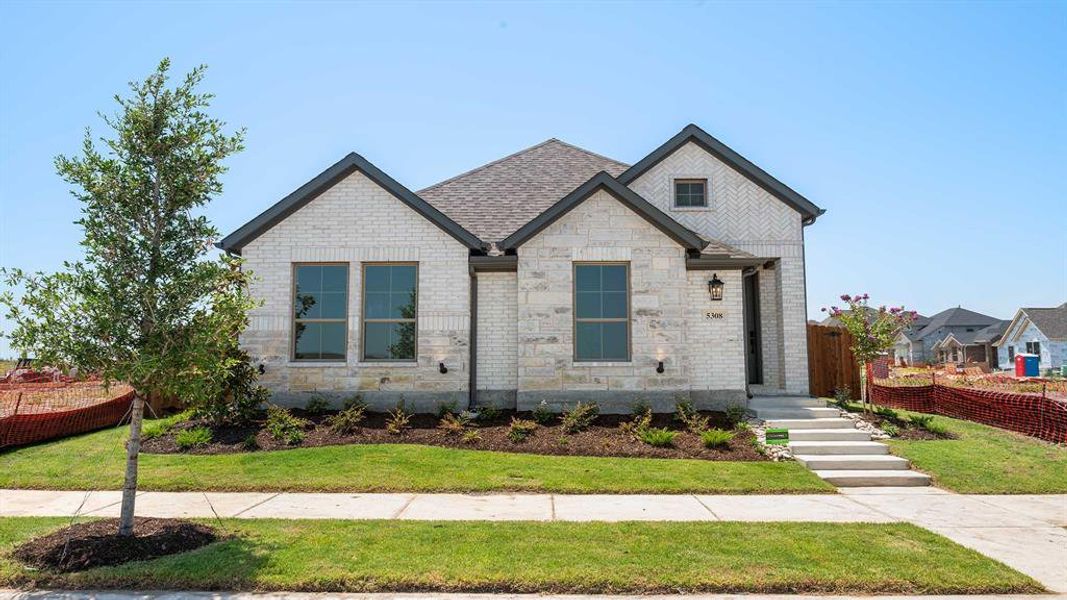 View of front of home featuring a front yard