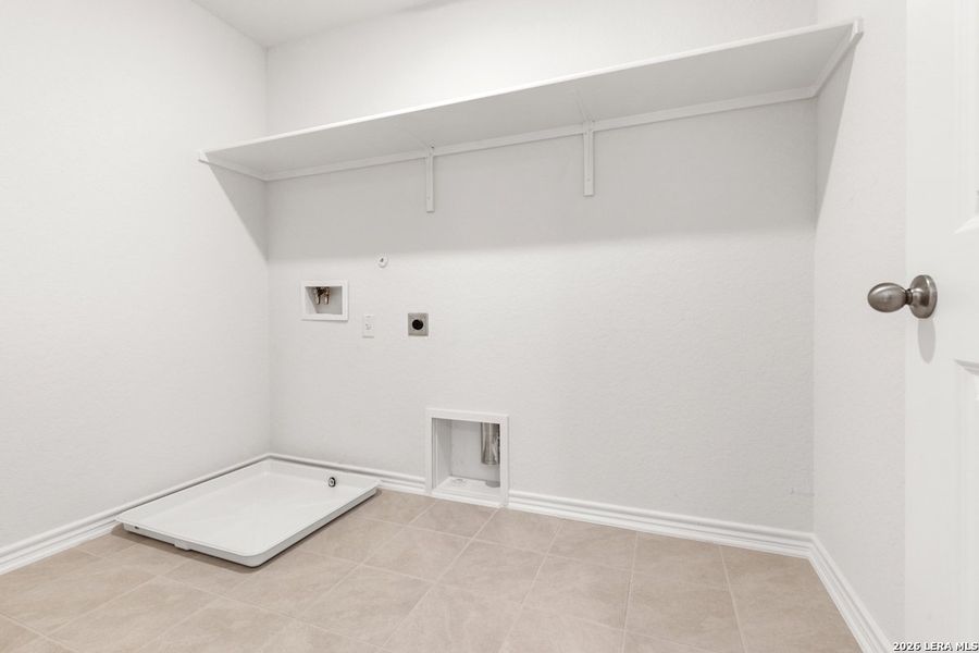 Spacious, unfurnished interior of a new home in Knox Ridge, Converse (Image 24).