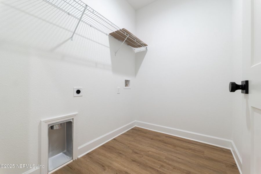 Spacious, unfurnished interior of a new home in , Middleburg (Image 14).