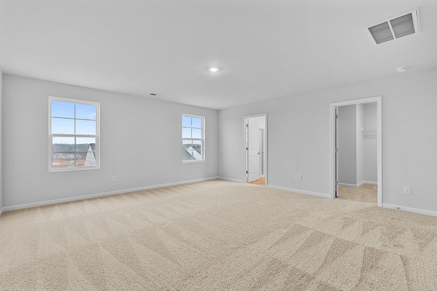 Spacious, unfurnished interior of a new home in Fieldstone, Lexington (Image 29).