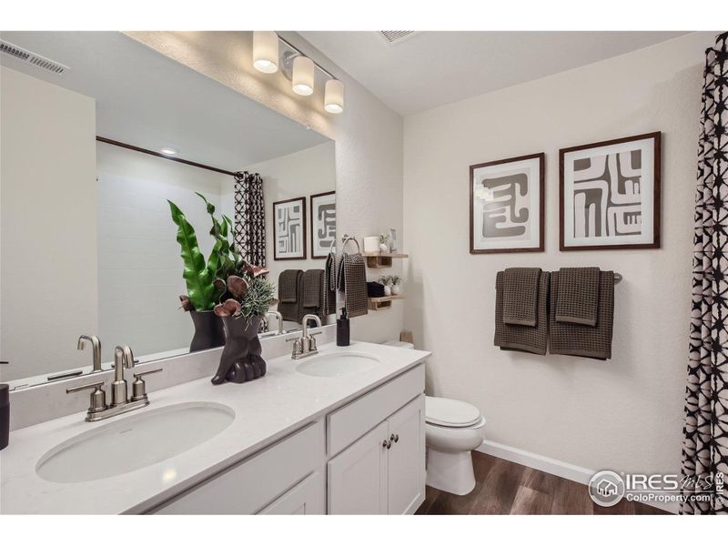 Upper-Level Bathroom Upper-Level Bathroom