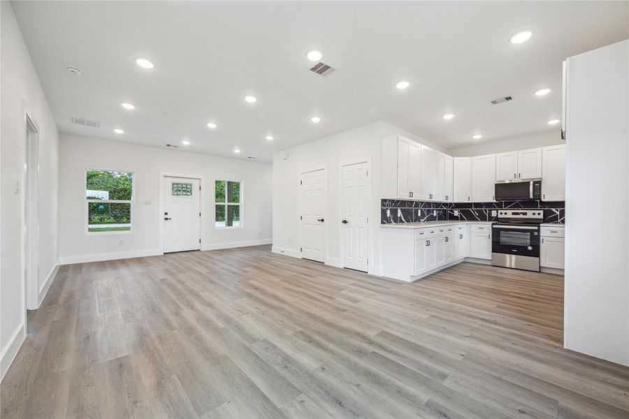 Spacious, unfurnished interior of a new home in , Santa Fe (Image 18).