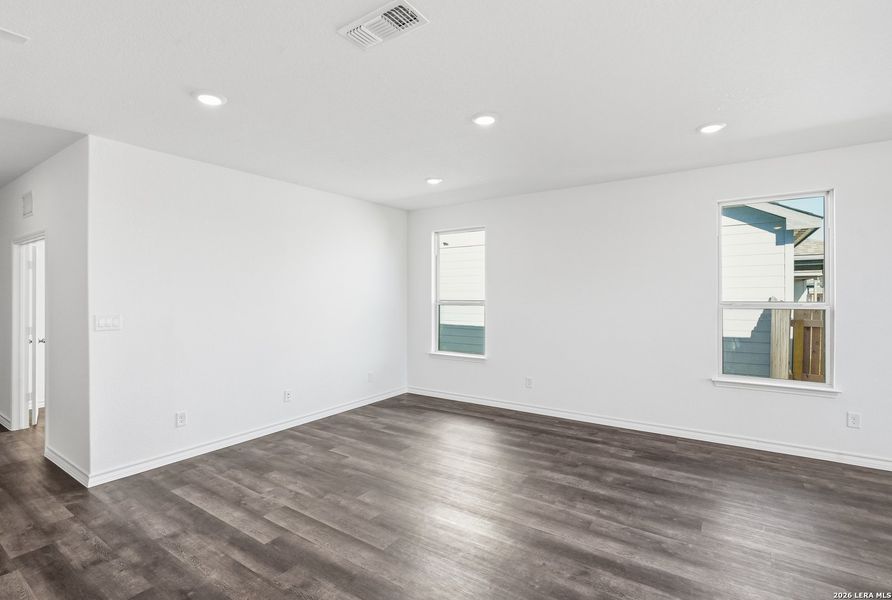 Spacious, unfurnished interior of a new home in Nopal Valley, San Antonio (Image 24).
