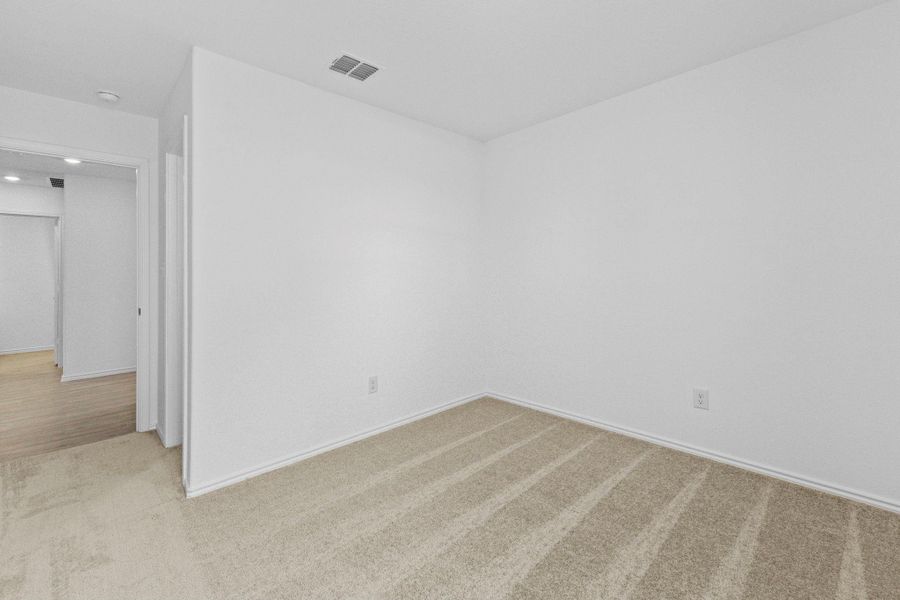 Spacious, unfurnished interior of a new home in Schriber Ranch, Mustang Ridge (Image 31).