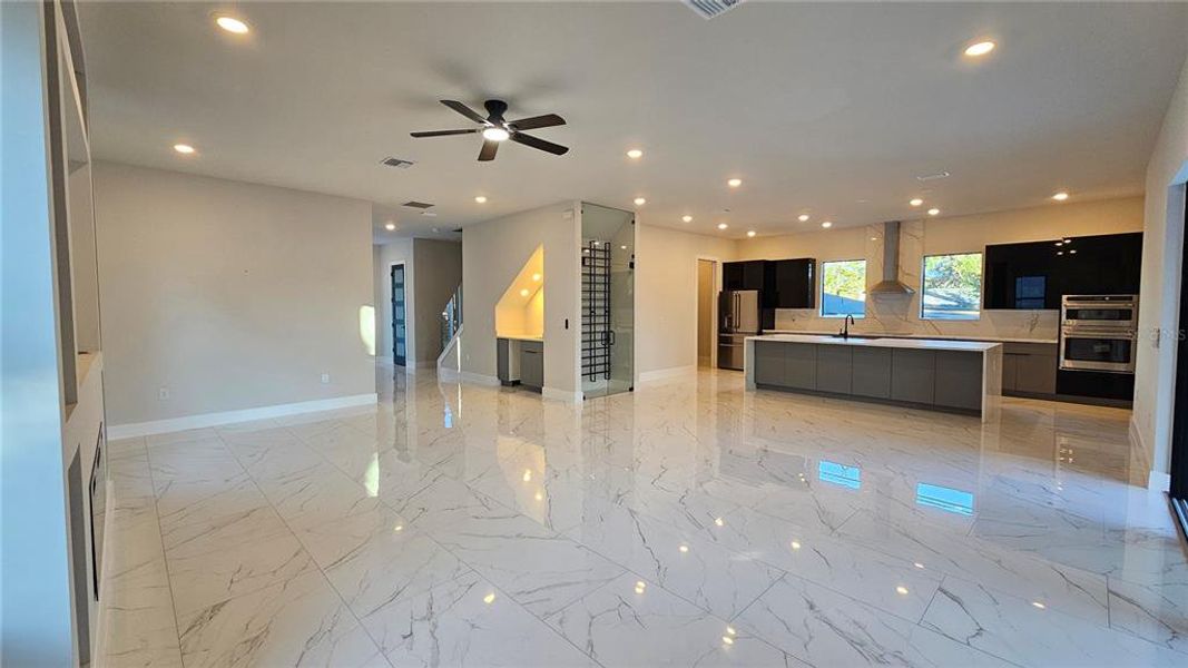 Spacious, unfurnished interior of a new home in , Tampa (Image 18).
