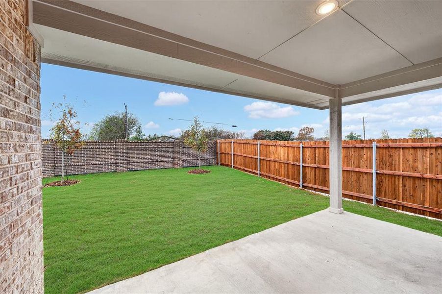 Exterior details and patio area of a home in Caldwell Lakes, Dallas (Image 25).