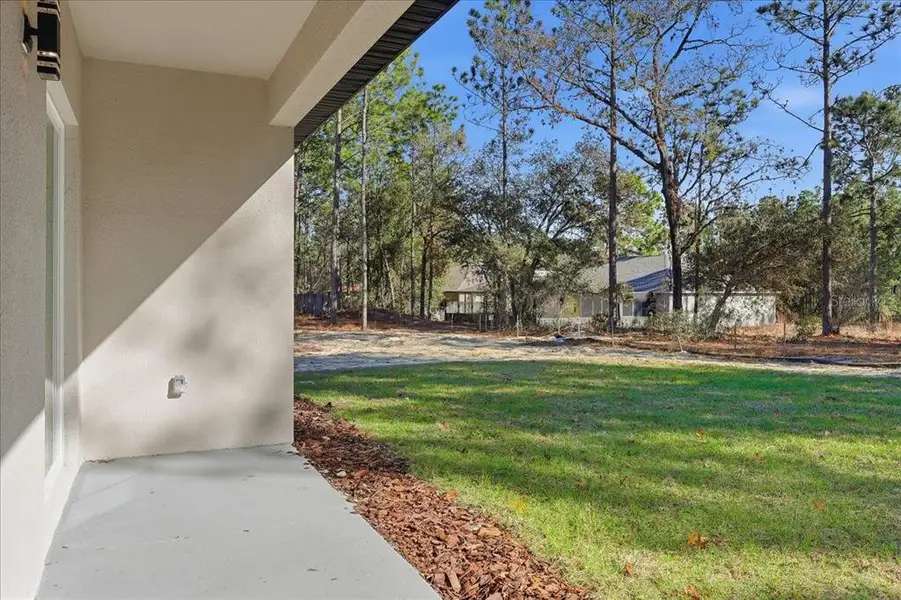 Exterior details and patio area of a home in , Citrus Springs (Image 3).