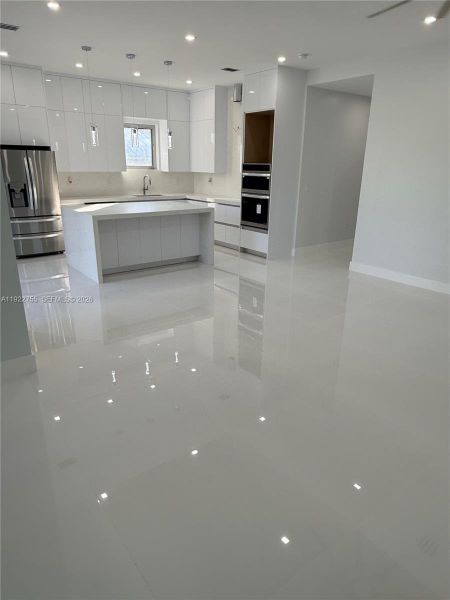 Spacious, unfurnished interior of a new home in , Key Largo (Image 32).