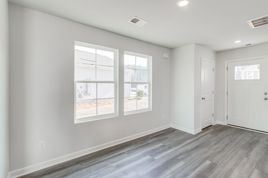Spacious, unfurnished interior of a new home in Bluefield, Lexington (Image 15).