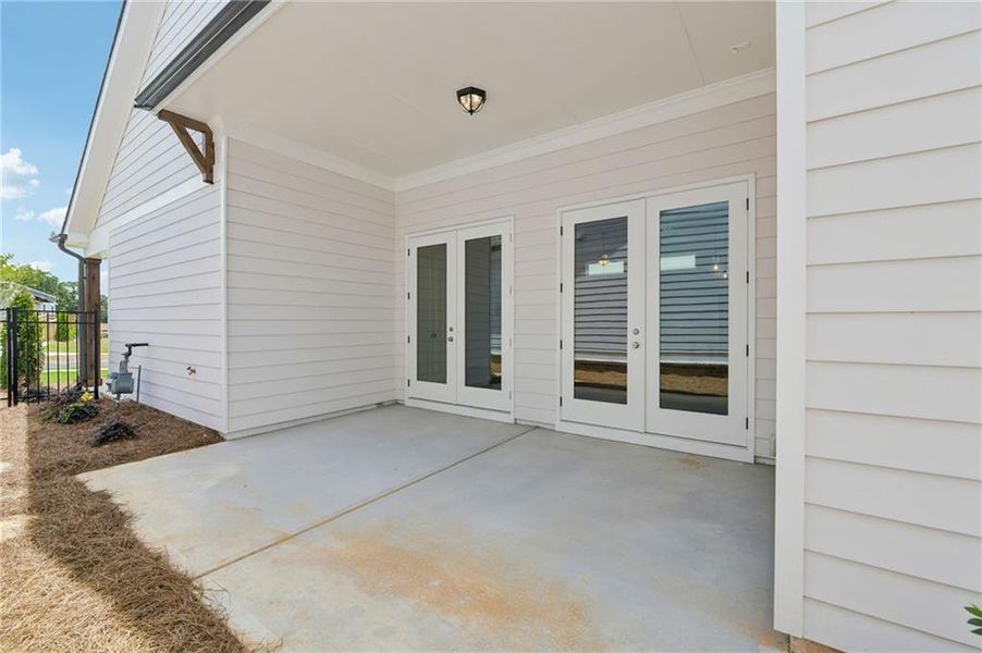 Exterior details and patio area of a home in Aberdeen, Hoschton (Image 3).