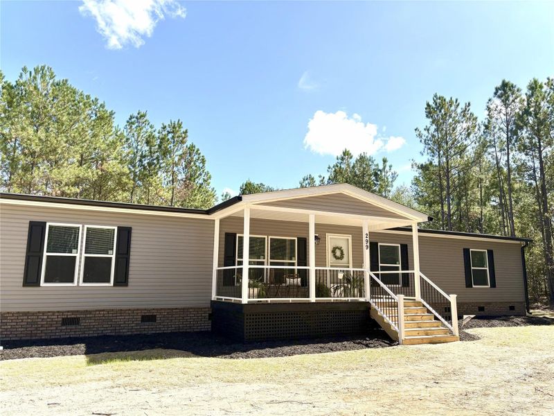 Exterior details and patio area of a home in , Kershaw (Image 1).