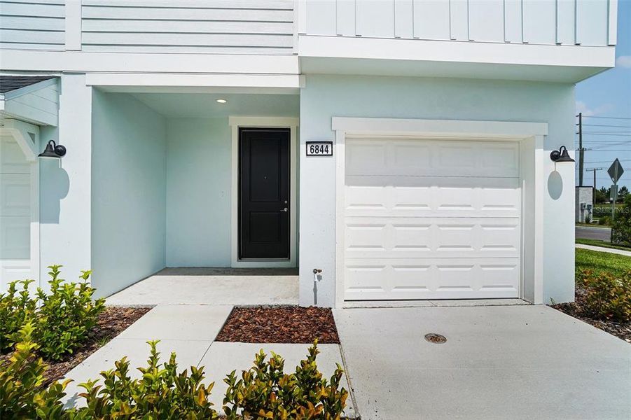 Exterior details and patio area of a home in Twin Oaks, Zephyrhills (Image 4).