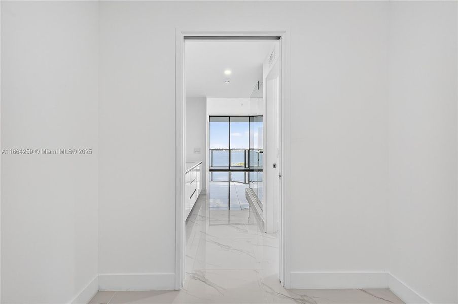 Spacious, unfurnished interior of a new home in Aria Reserve, Miami (Image 26).