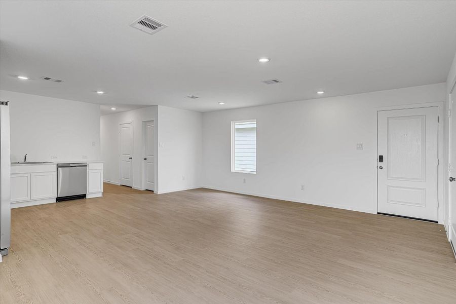Spacious, unfurnished interior of a new home in Santa Fe Village, Cleveland (Image 19).