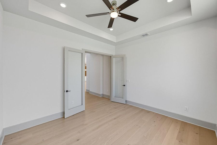 Spacious, unfurnished interior of a new home in Rough Hollow, Austin (Image 35). Spacious, unfurnished interior of a new home in Rough Hollow, Austin (Image 35).