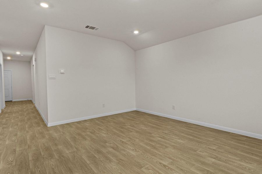Spacious, unfurnished interior of a new home in Trace, San Marcos (Image 19).