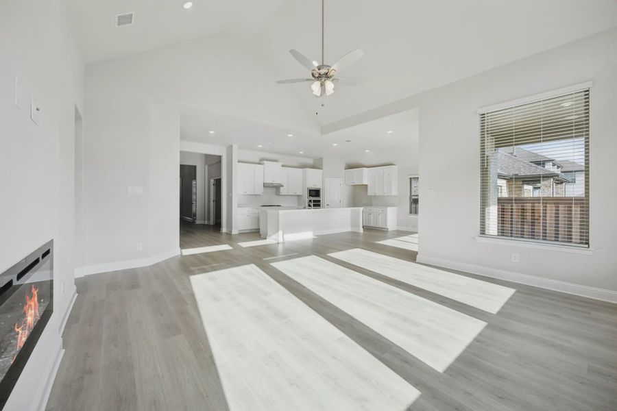 Spacious, unfurnished interior of a new home in Oaks of North Grove, Waxahachie (Image 7).