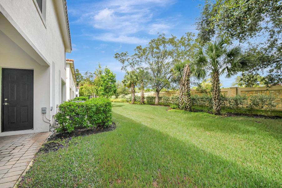 Exterior details and patio area of a home in , Lake Worth (Image 20).