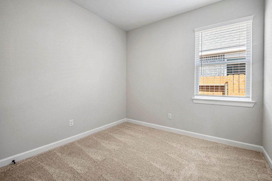Spacious, unfurnished interior of a new home in Sweetwater Ridge, Conroe (Image 22).