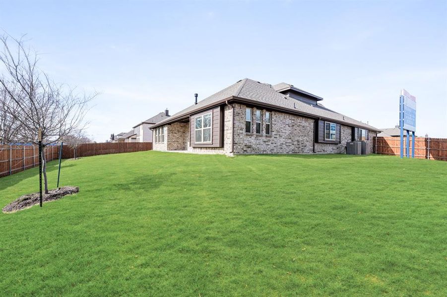 Exterior details and patio area of a home in Triple Diamond Ranch, Mansfield (Image 20).
