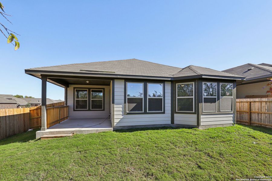 Exterior details and patio area of a home in Comanche Ridge, San Antonio (Image 28).