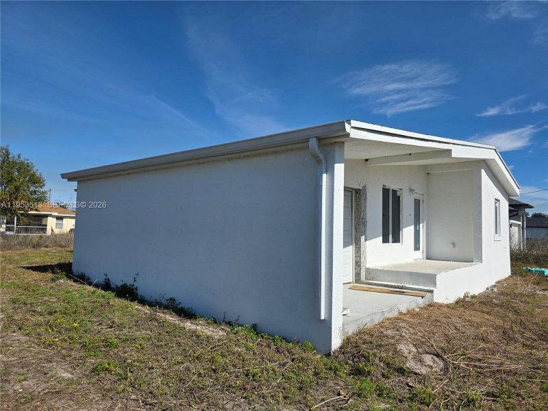 Exterior details and patio area of a home in , Lehigh Acres (Image 4).