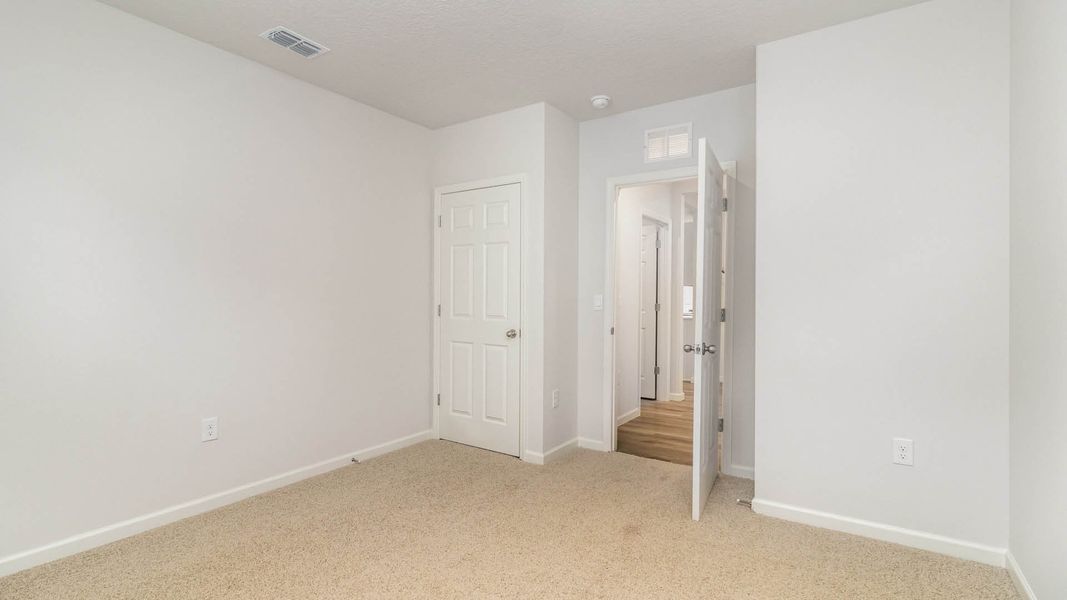 Spacious, unfurnished interior of a new home in Cypress Bay West, Palm Bay (Image 16).