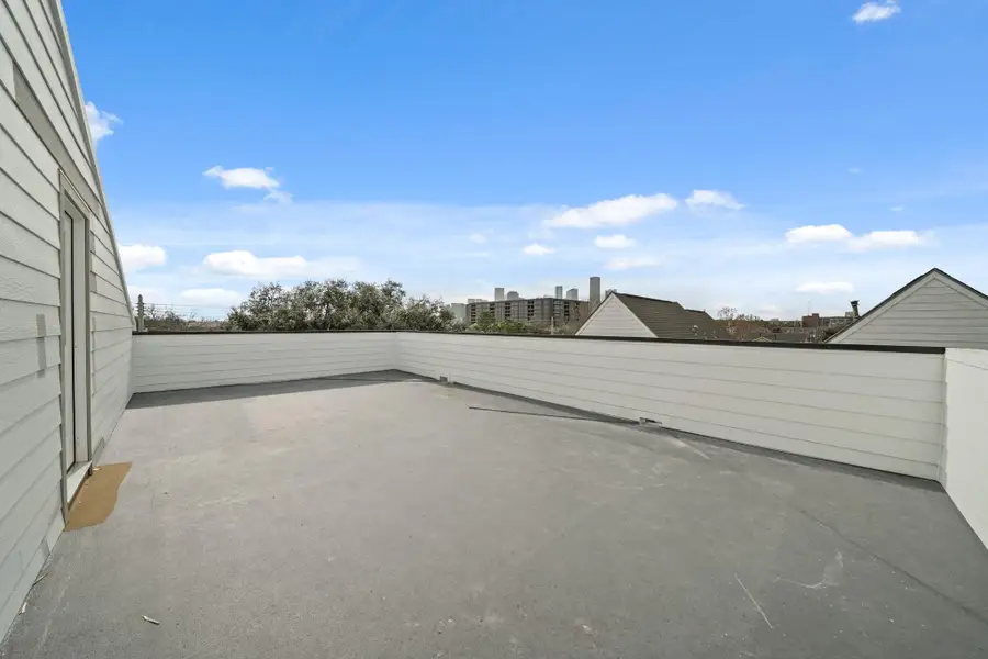 The massive 31' x 16' rooftop terrace has unbelievable views of downtown and plenty of room to entertain. The massive 31' x 16' rooftop terrace has unbelievable views of downtown and plenty of room to entertain.