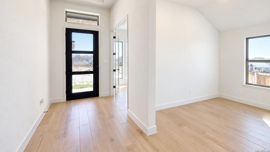 Spacious, unfurnished interior of a new home in Mayfair, New Braunfels (Image 19).