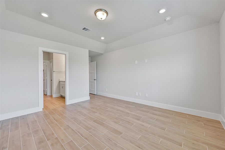 Spacious, unfurnished interior of a new home in Laurel Landing, Alvin (Image 31).