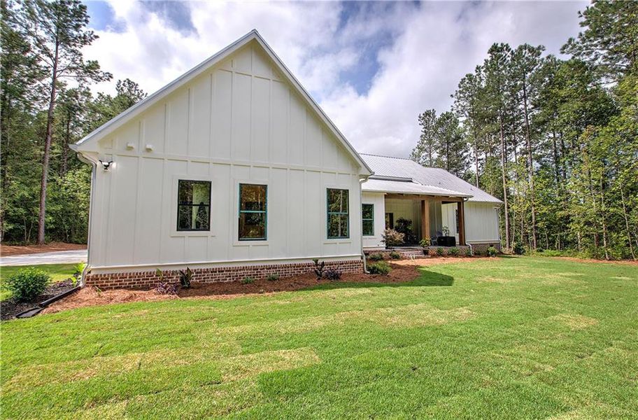 Exterior details and patio area of a home in , Acworth (Image 4).