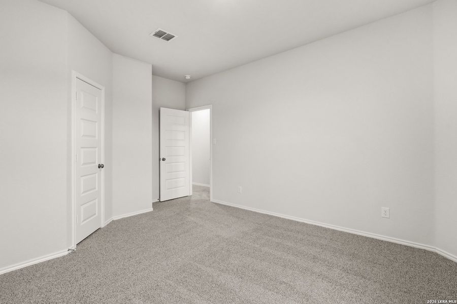 Spacious, unfurnished interior of a new home in Blue Ridge Ranch, San Antonio (Image 10).