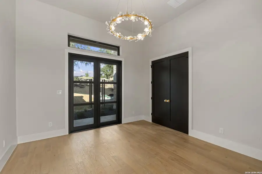 Spacious, unfurnished interior of a new home in , Canyon Lake (Image 58).