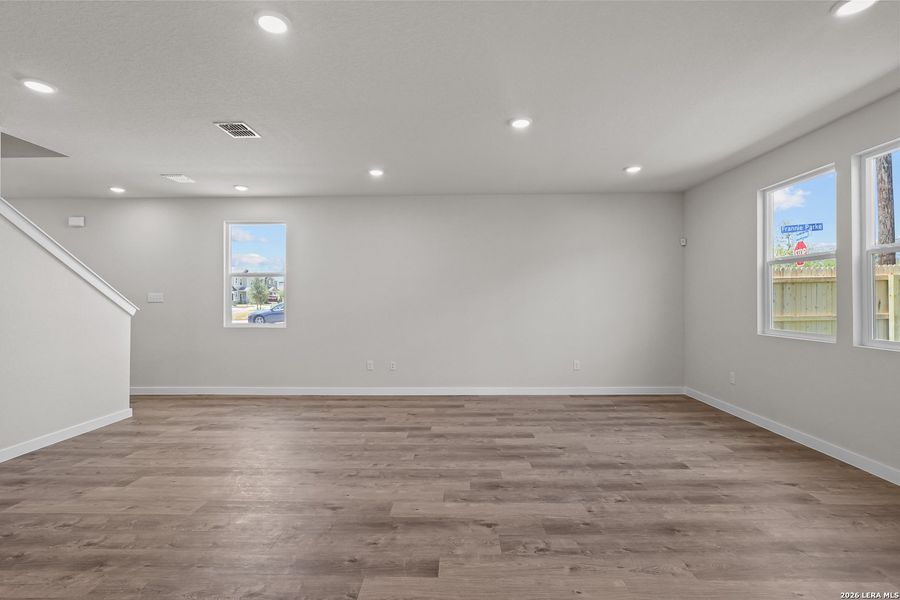 Spacious, unfurnished interior of a new home in Spring Creek, San Antonio (Image 23).