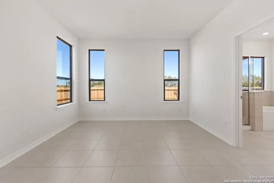 Spacious, unfurnished interior of a new home in Woodside Farms, Seguin (Image 6).