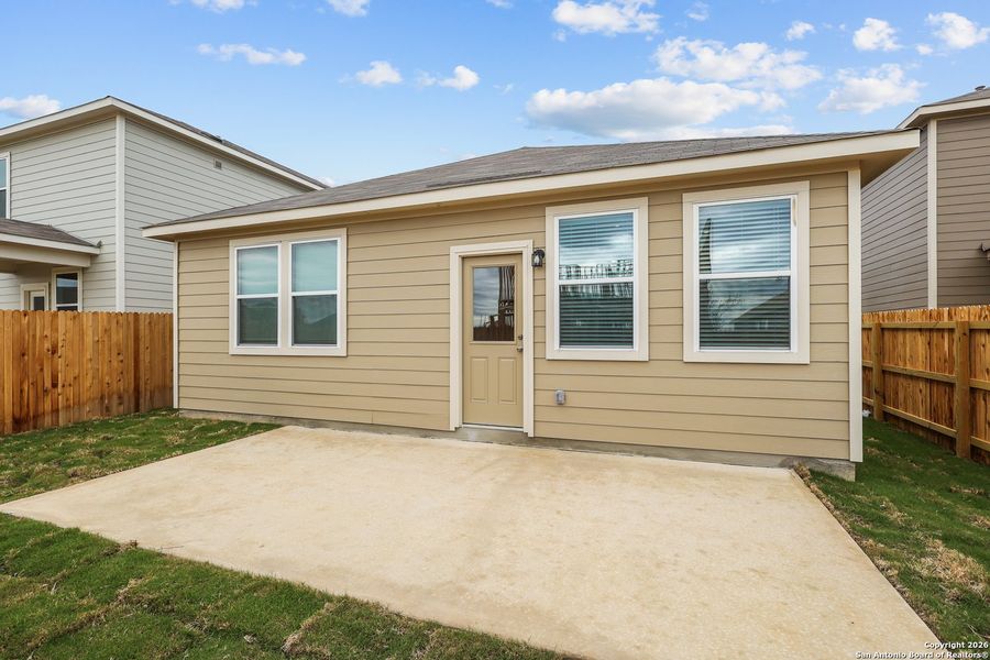Exterior details and patio area of a home in Summerlin, San Antonio (Image 18).