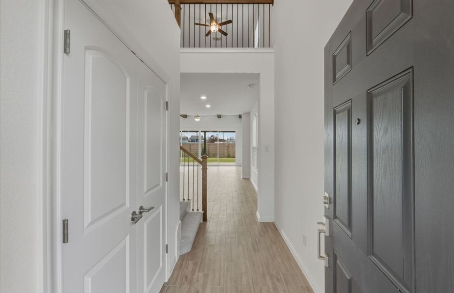 Spacious, unfurnished interior of a new home in Wolf Ranch, Georgetown (Image 25).