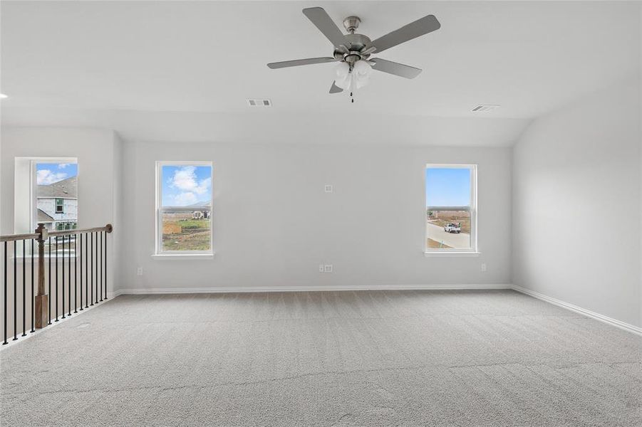 Unfurnished room with carpet and a ceiling fan