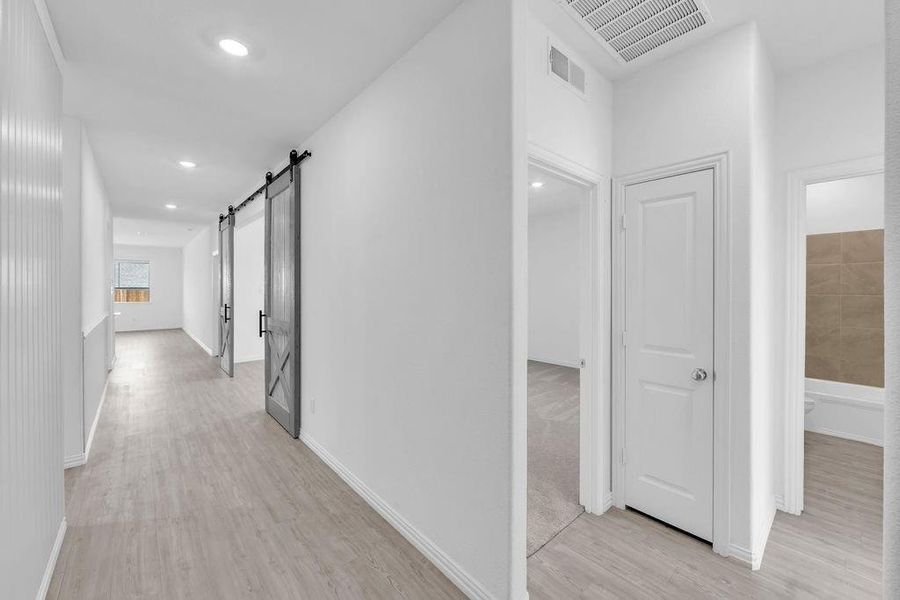 Spacious, unfurnished interior of a new home in Hurricane Creek, Anna (Image 15).