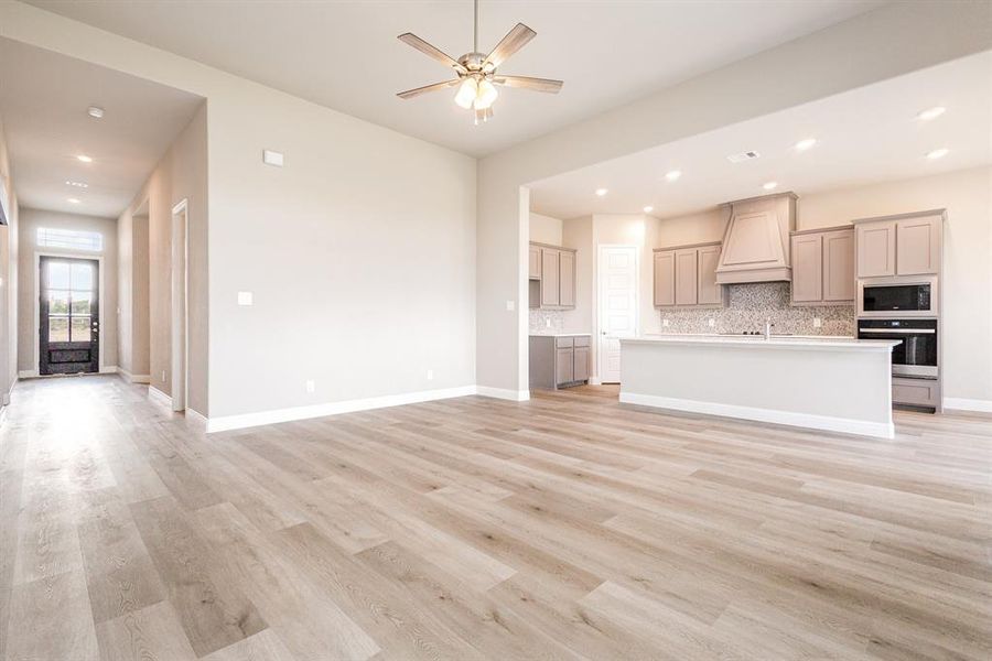 Spacious, unfurnished interior of a new home in Ten Mile Creek Estates, DeSoto (Image 31).