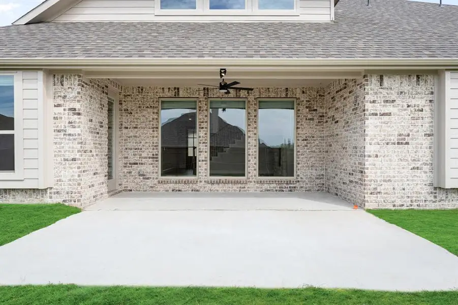 Exterior details and patio area of a home in Hayes Crossing, Midlothian (Image 27).
