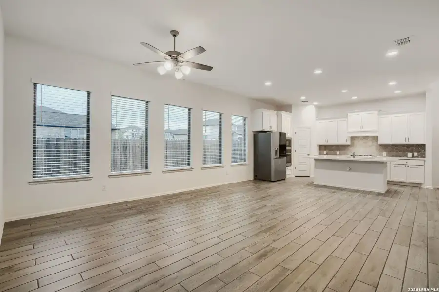Spacious, unfurnished interior of a new home in Ladera, San Antonio (Image 16).