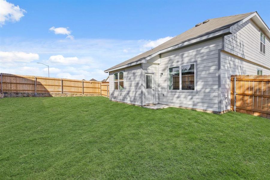 Exterior details and patio area of a home in Sycamore Landing, Fort Worth (Image 3).
