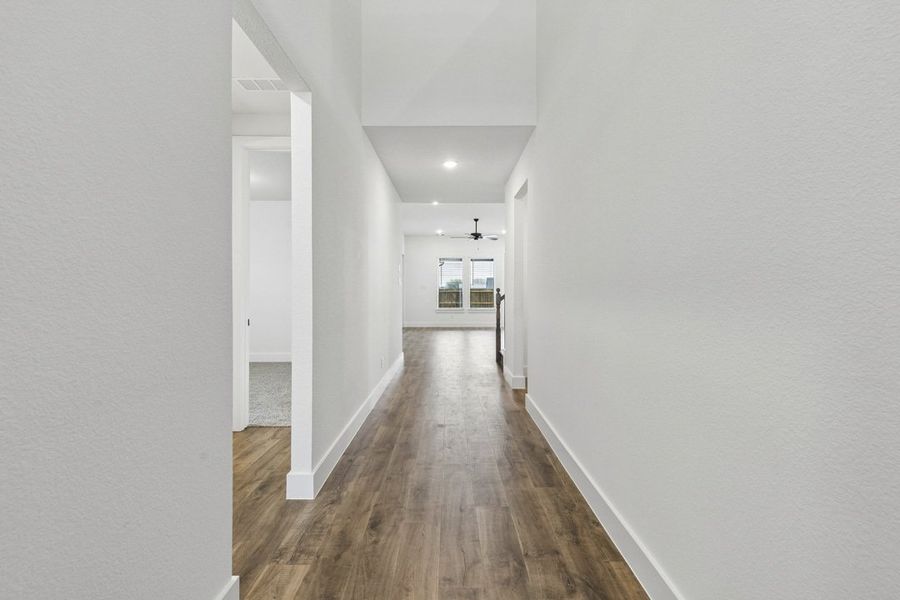 Spacious, unfurnished interior of a new home in Brahman Ranch, Venus (Image 15).